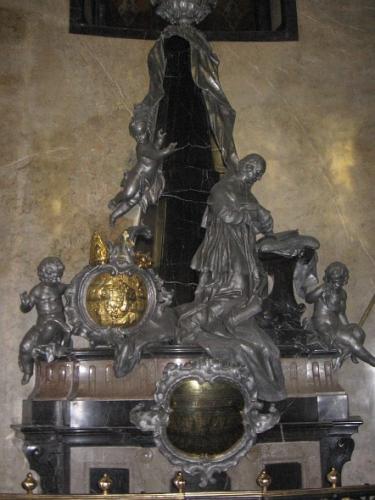 Hrobka v boční lodi kostela sv. Mořice na Stojanově náměstí
